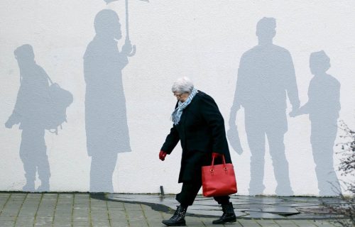 Eiga eldri borgarar að vera hornrekur?